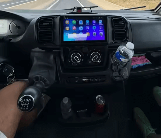 Boxer/Jumper/Ducato 20-25 - 9" Radio m. Apple CarPlay og Android Auto in vehicle dashboard.
